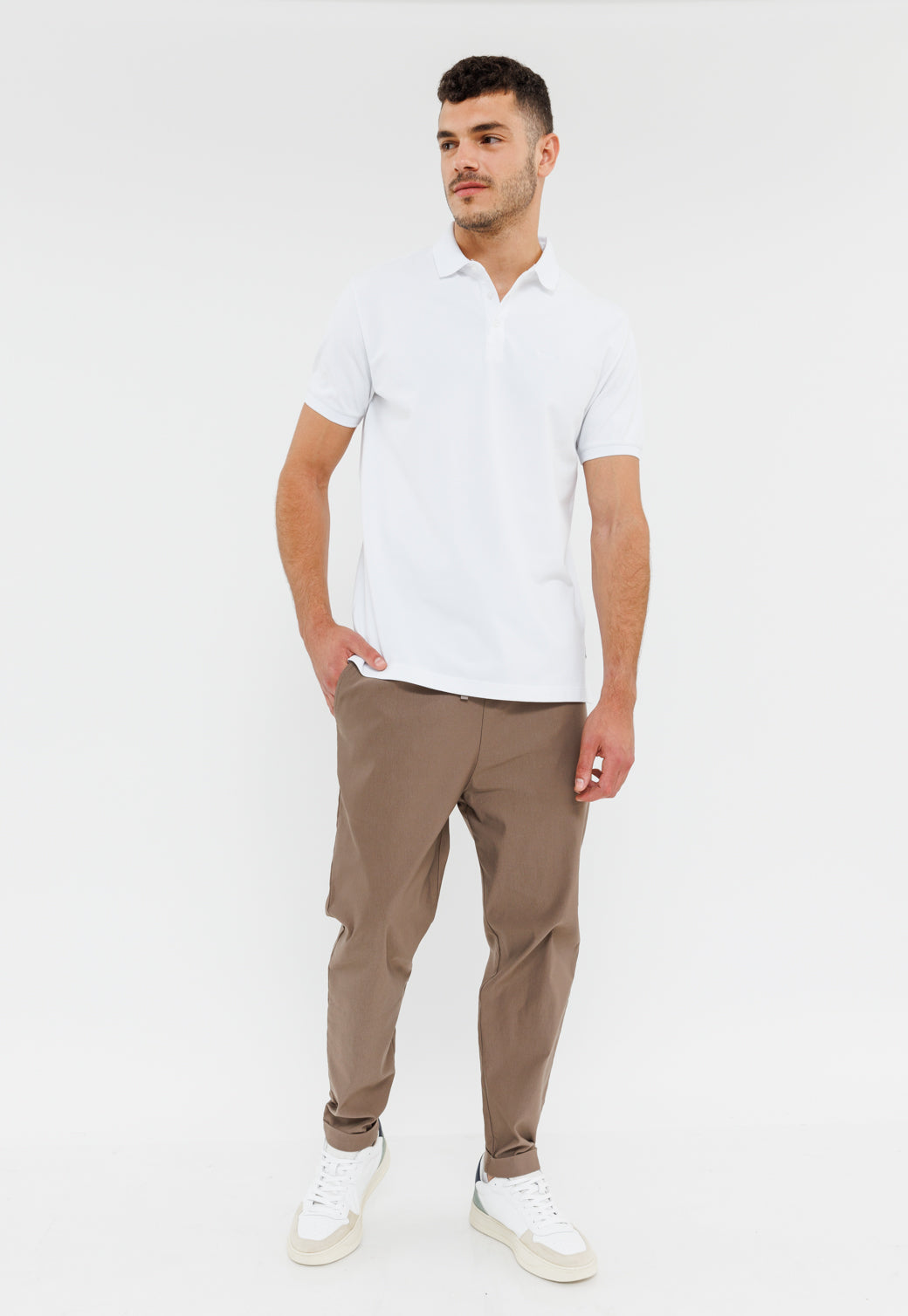 חולצת פולו קצרה לגברים בצבע לבן