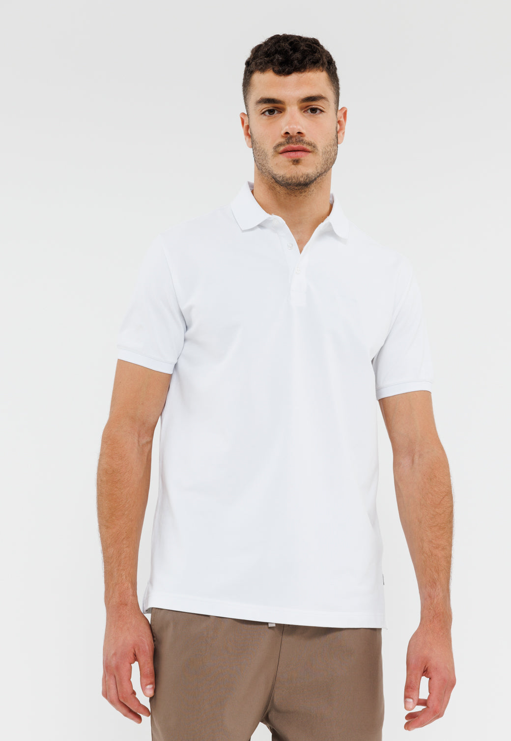 חולצת פולו קצרה לגברים בצבע לבן