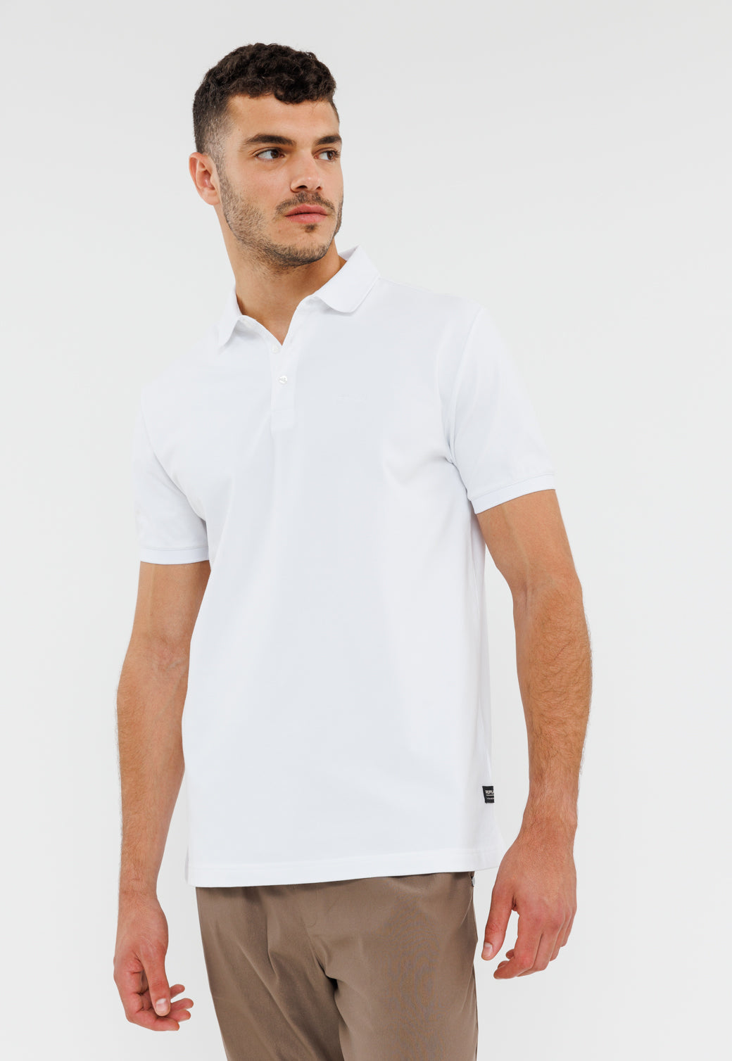 חולצת פולו קצרה לגברים בצבע לבן