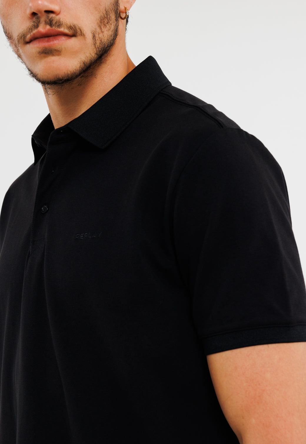 חולצת פולו קצרה מבד פיקה לגברים בצבע שחור