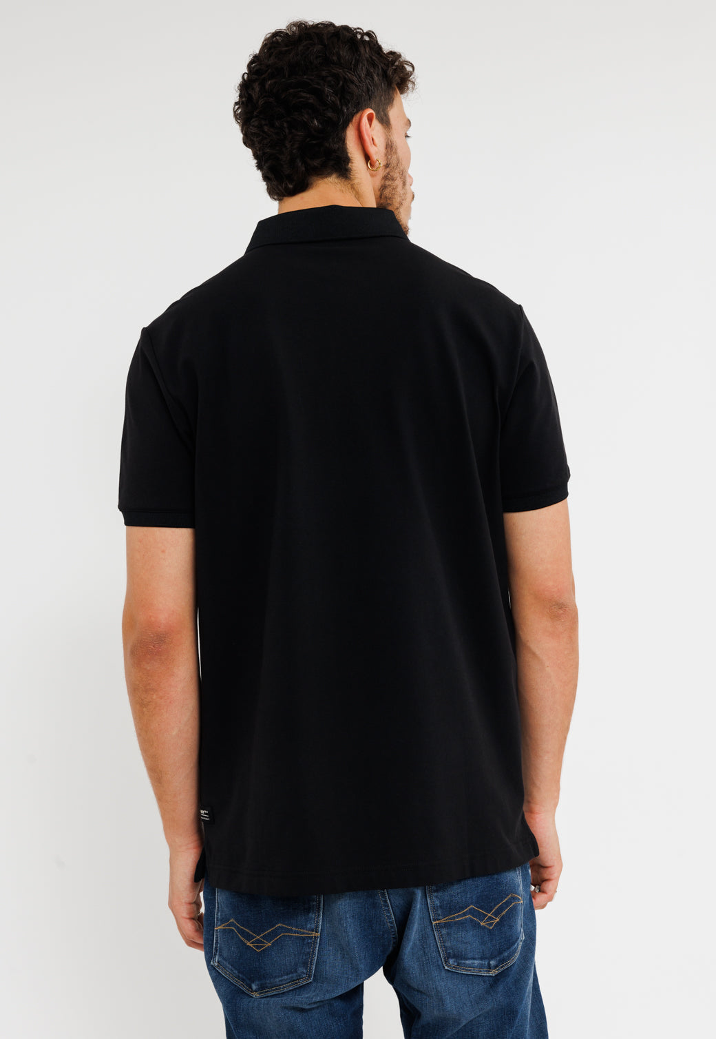 חולצת פולו קצרה מבד פיקה לגברים בצבע שחור