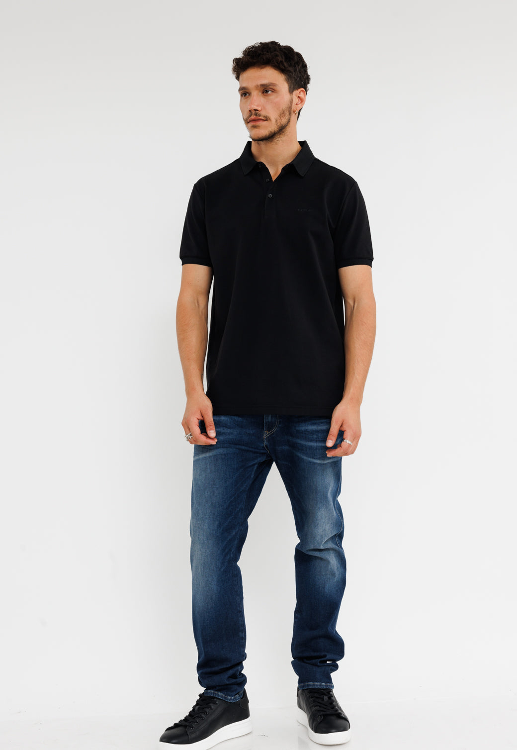 חולצת פולו קצרה מבד פיקה לגברים בצבע שחור