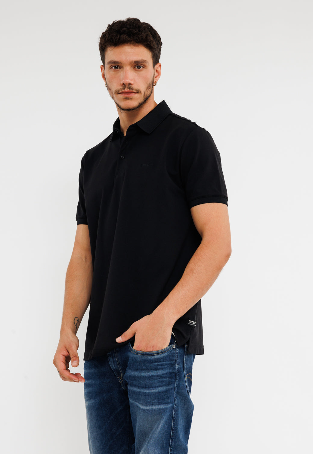 חולצת פולו קצרה מבד פיקה לגברים בצבע שחור