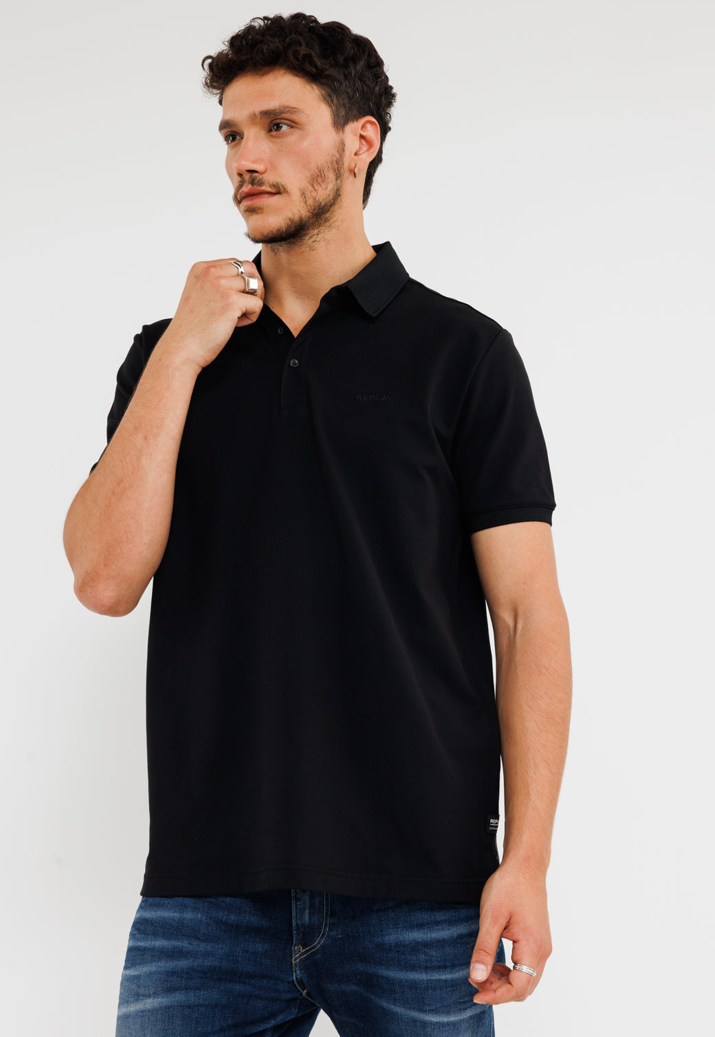 חולצת פולו קצרה מבד פיקה לגברים בצבע שחור