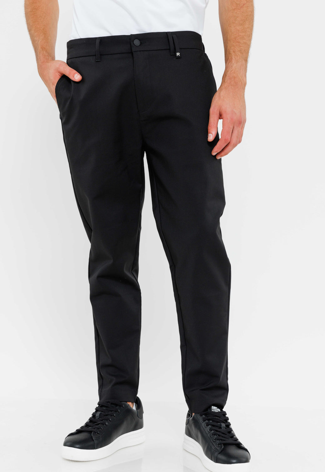 מכנסי צ'ינו לגברים בצבע שחור