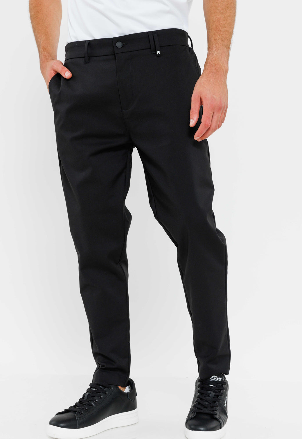 מכנסי צ'ינו לגברים בצבע שחור