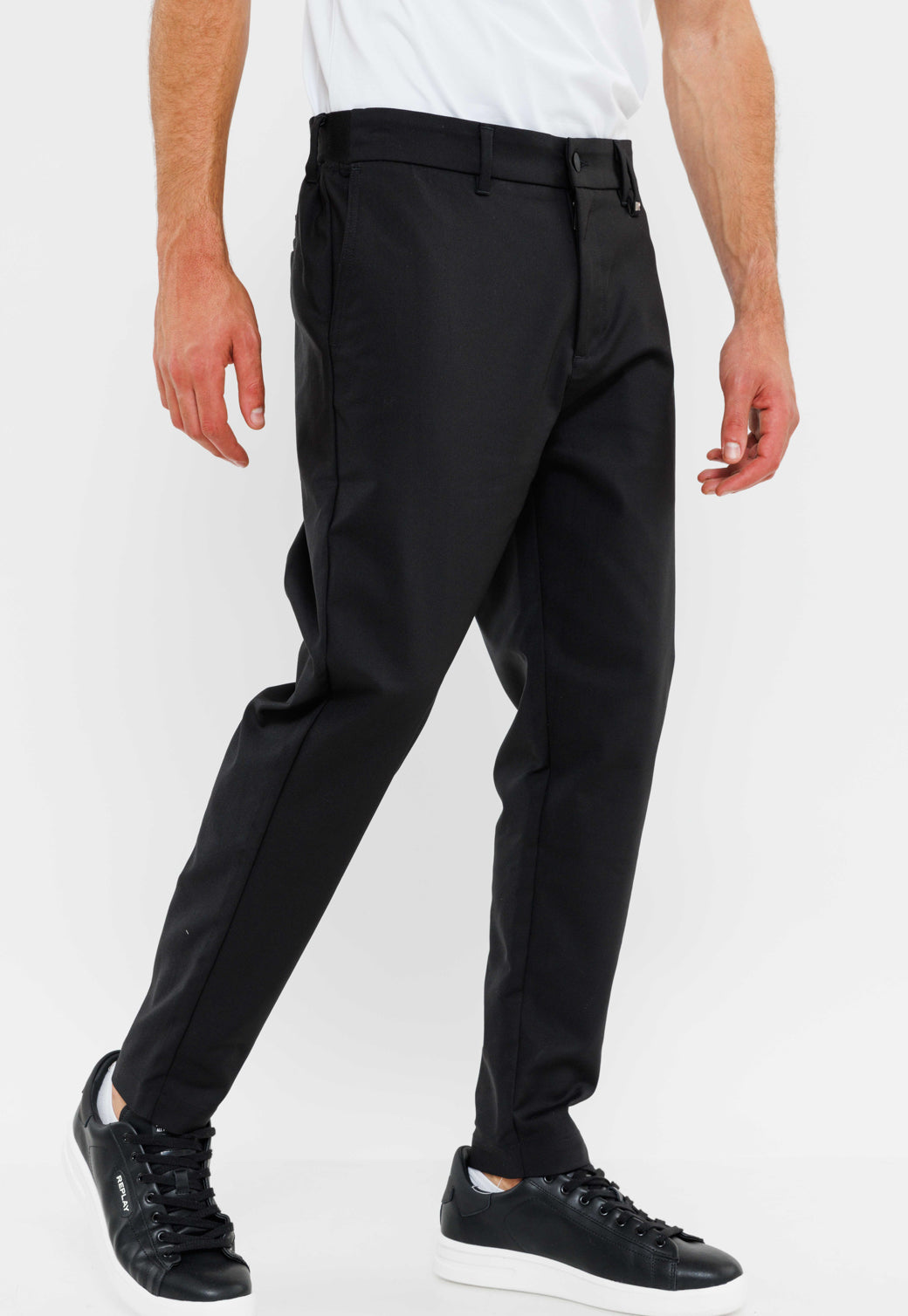 מכנסי צ'ינו לגברים בצבע שחור