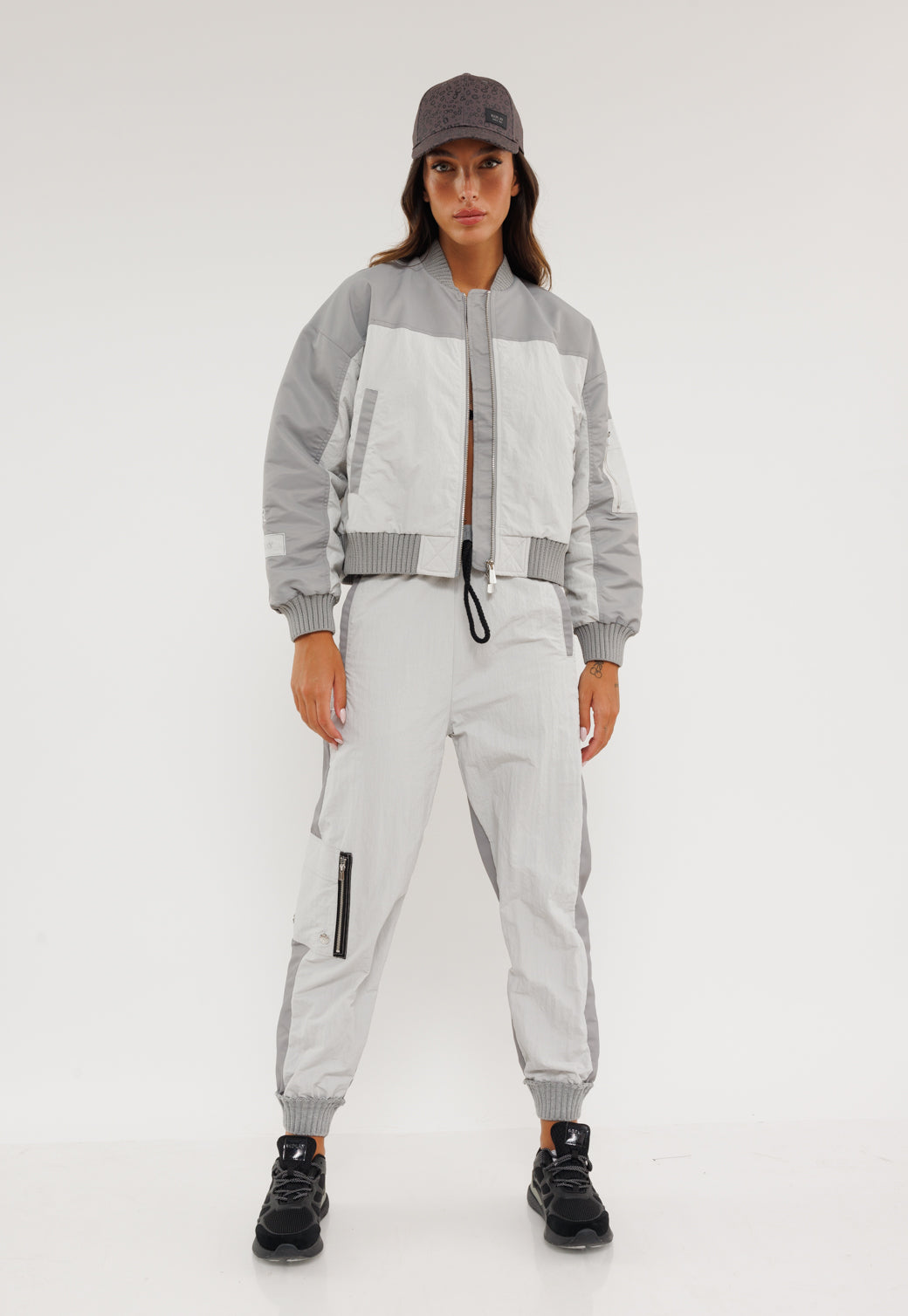 מכנסיים לנשים עם רוכסן בצבע אפור