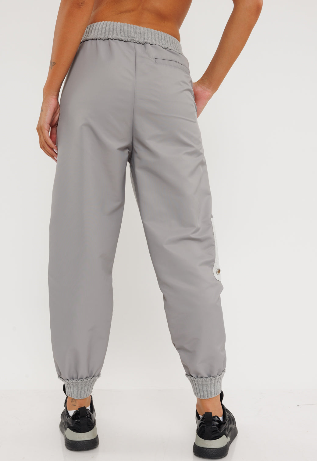 מכנסיים לנשים עם רוכסן בצבע אפור