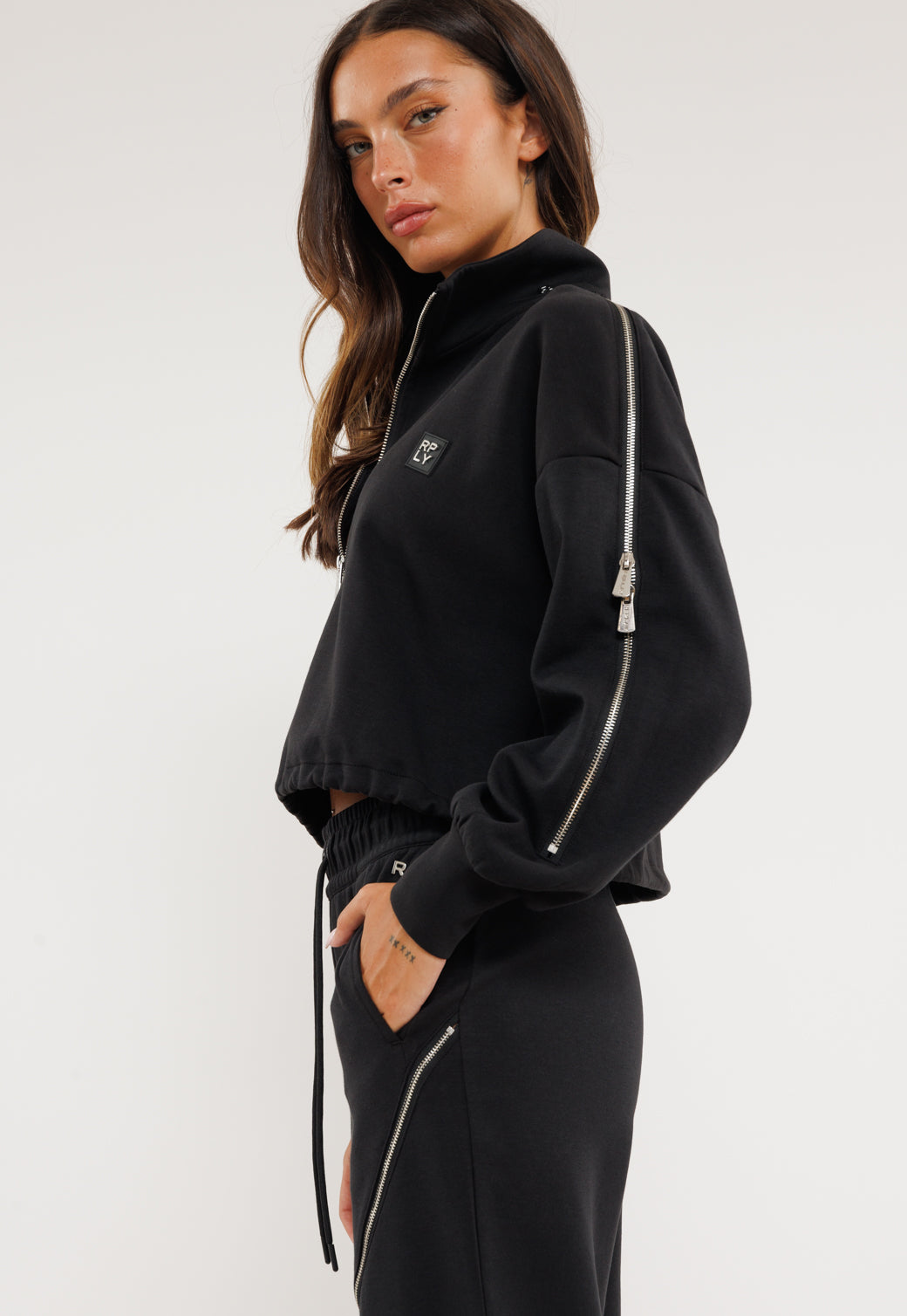 סווטשירט טופ קרופ W בצבע שחור