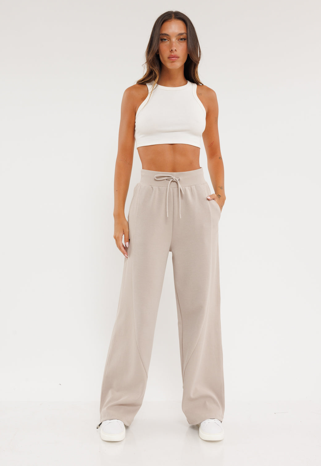 מכנסיים ארוכים לנשים בצבע אפור כהה עם לוגו