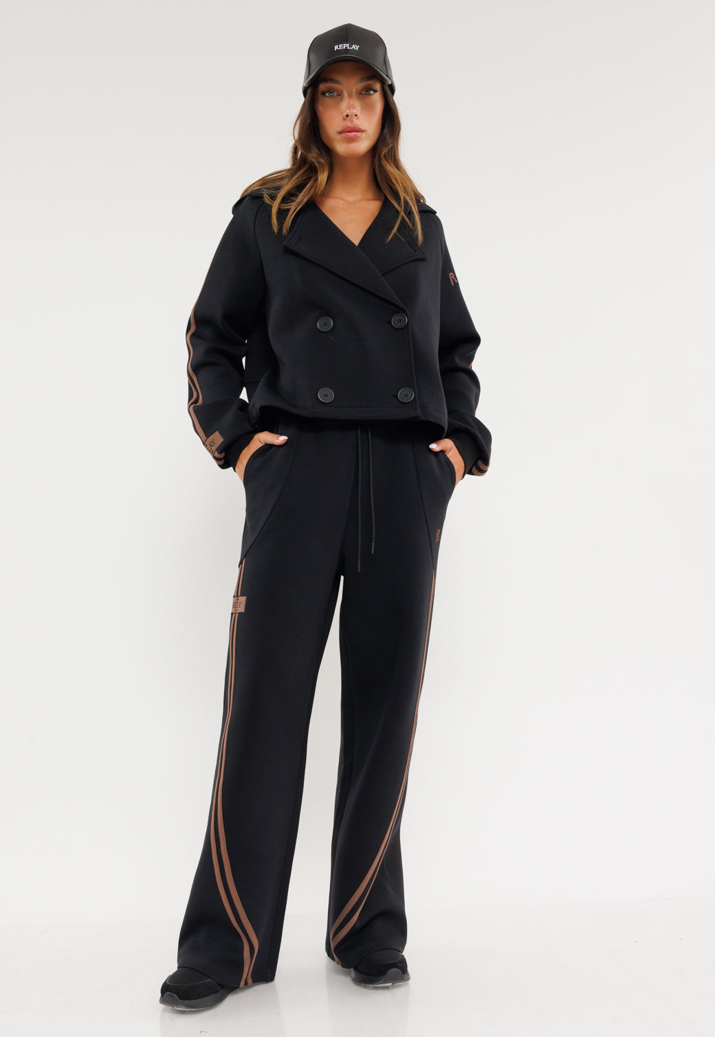 מכנסיים רחבים עם פסי צד בגוון שחור