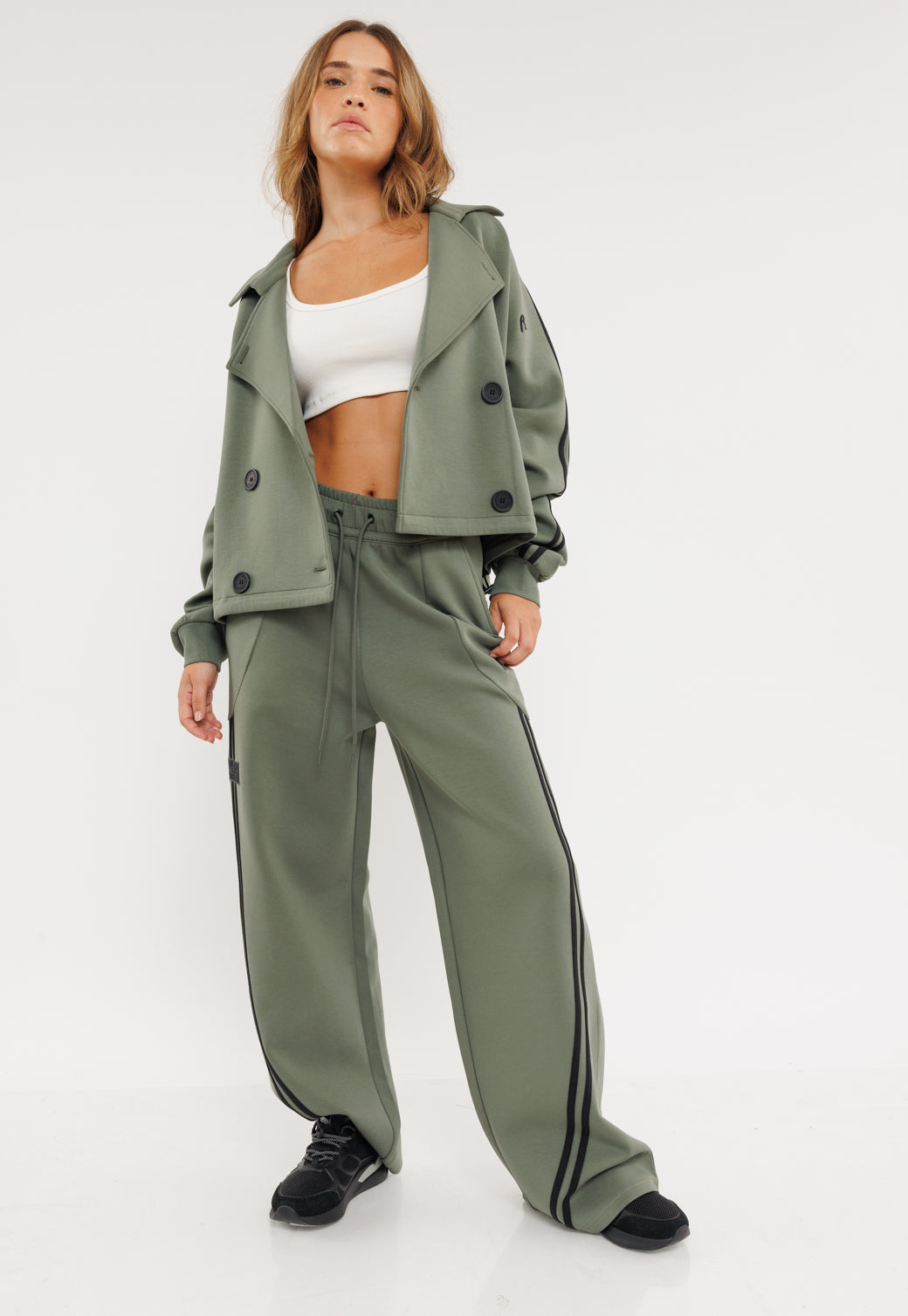 ג'קט קצר עם כפתורים כפולים בגוון ירוק