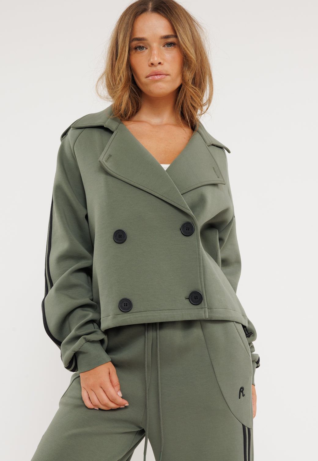 ג'קט קצר עם כפתורים כפולים בגוון ירוק