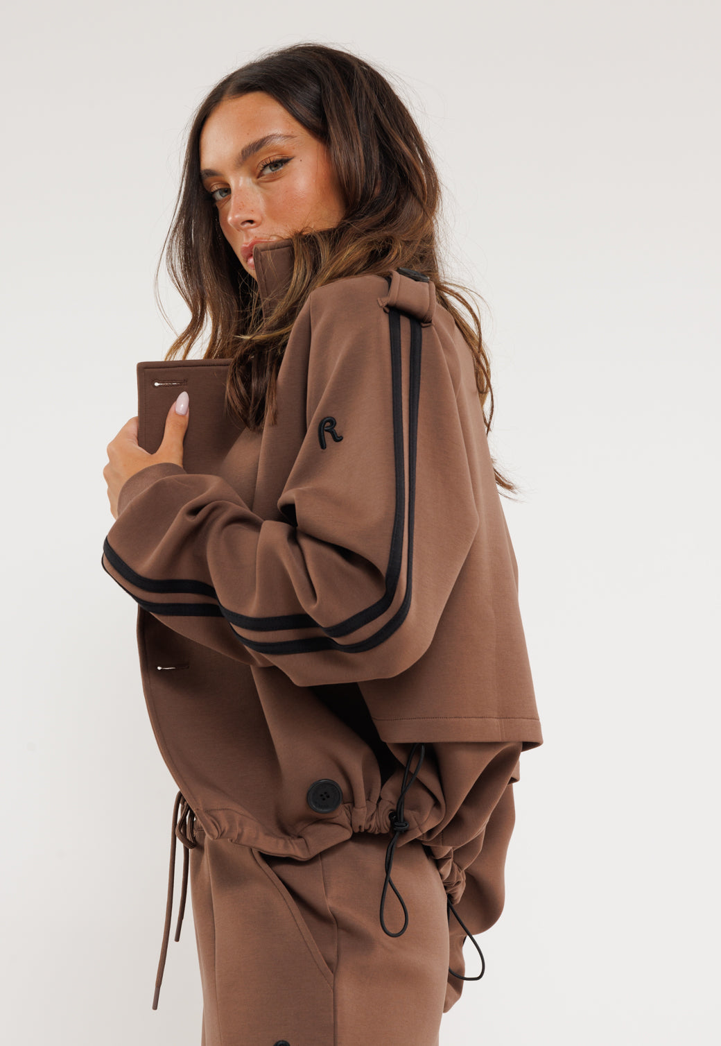 ג'קט קצר עם כפתורים כפולים בגוון חום