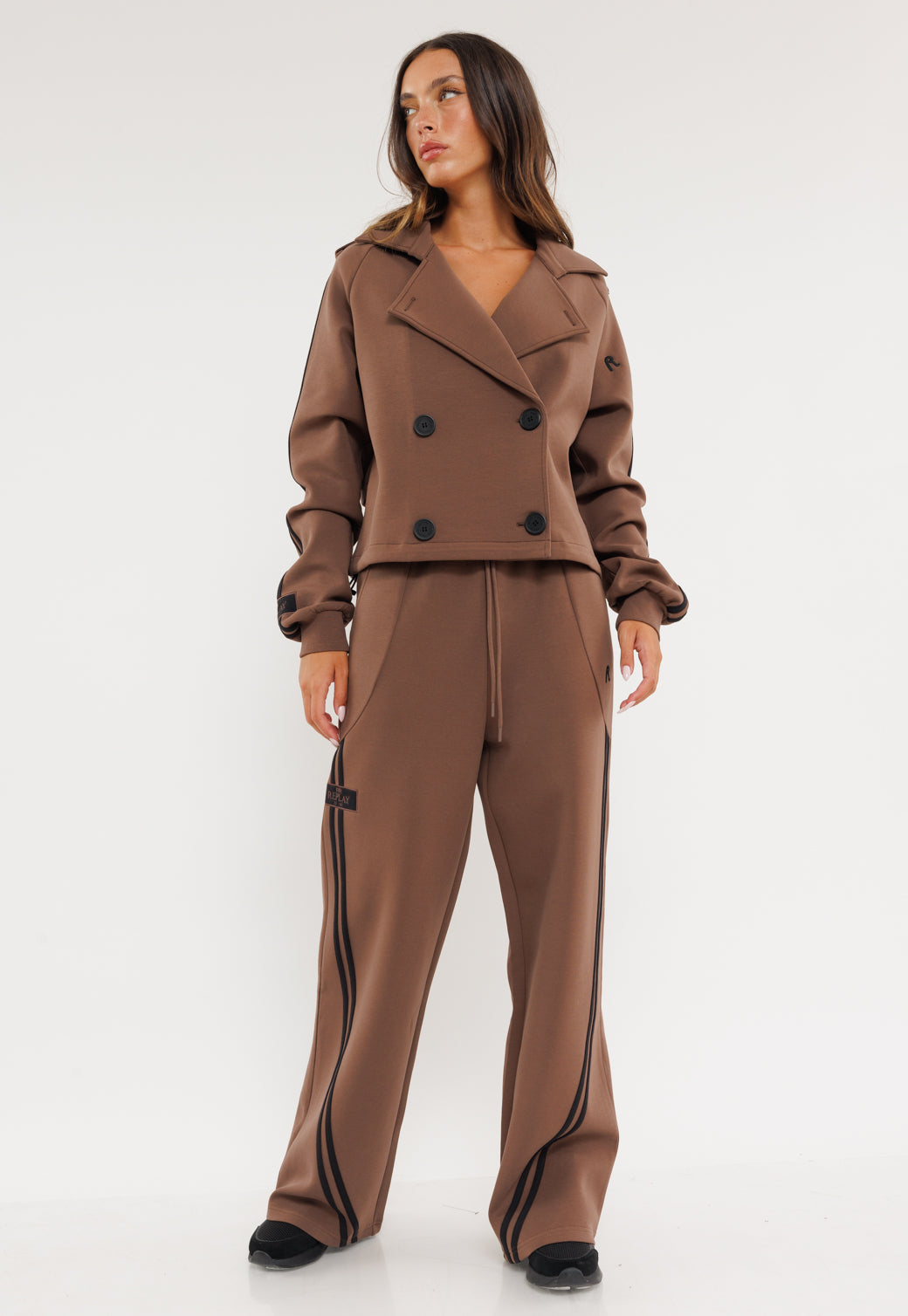 ג'קט קצר עם כפתורים כפולים בגוון חום