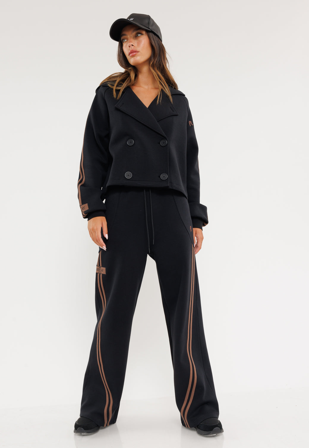 ג'קט קצר עם כפתורים כפולים בגוון שחור