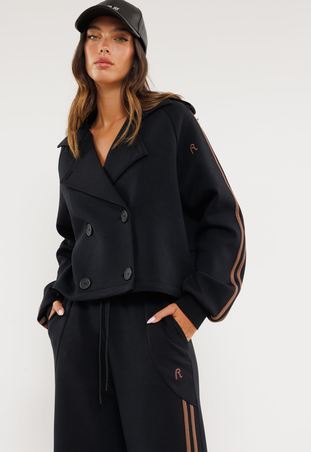 ג'קט קצר עם כפתורים כפולים בגוון שחור