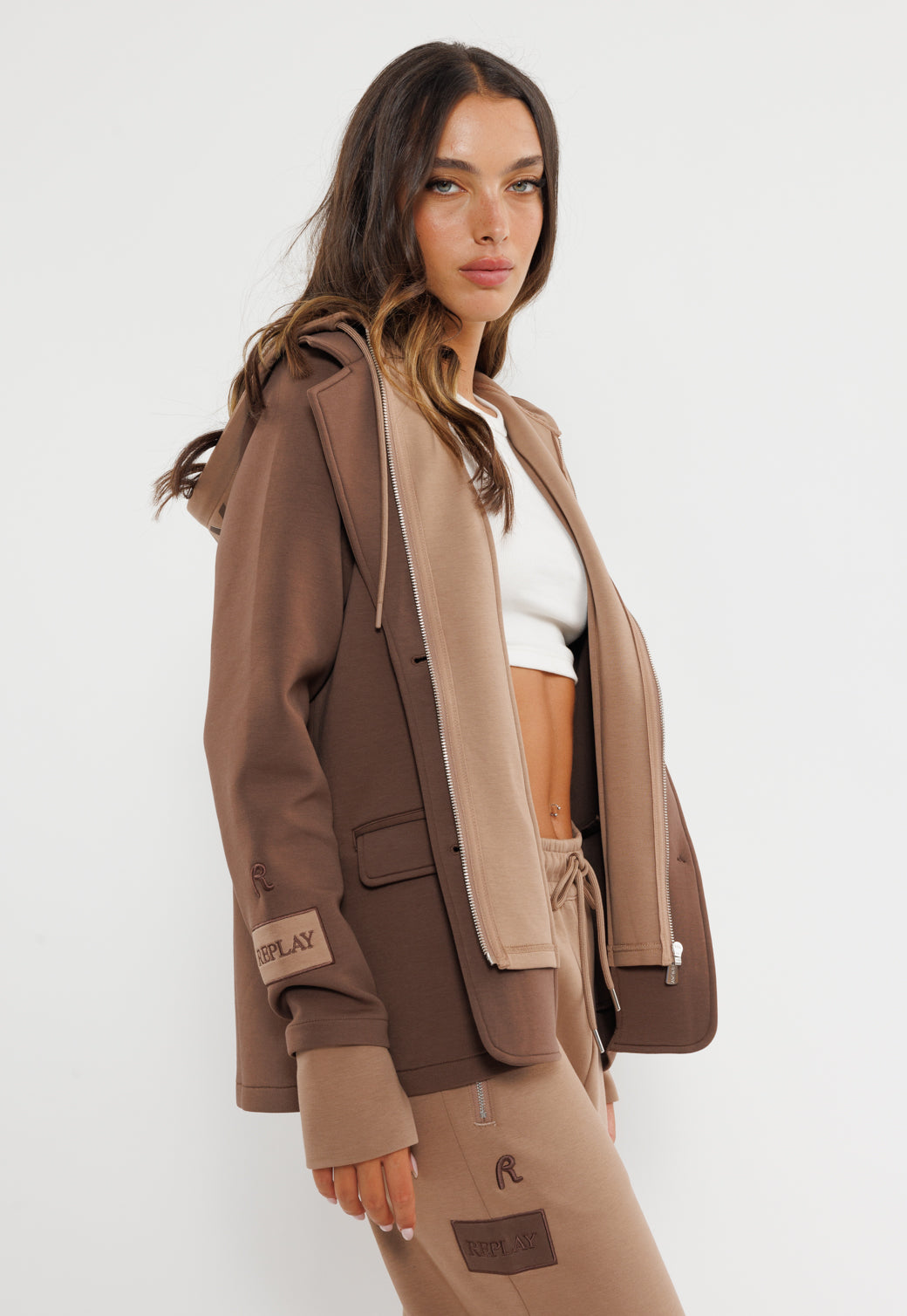 ג'קט עם כובע בצבע חום עם לוגו בגב