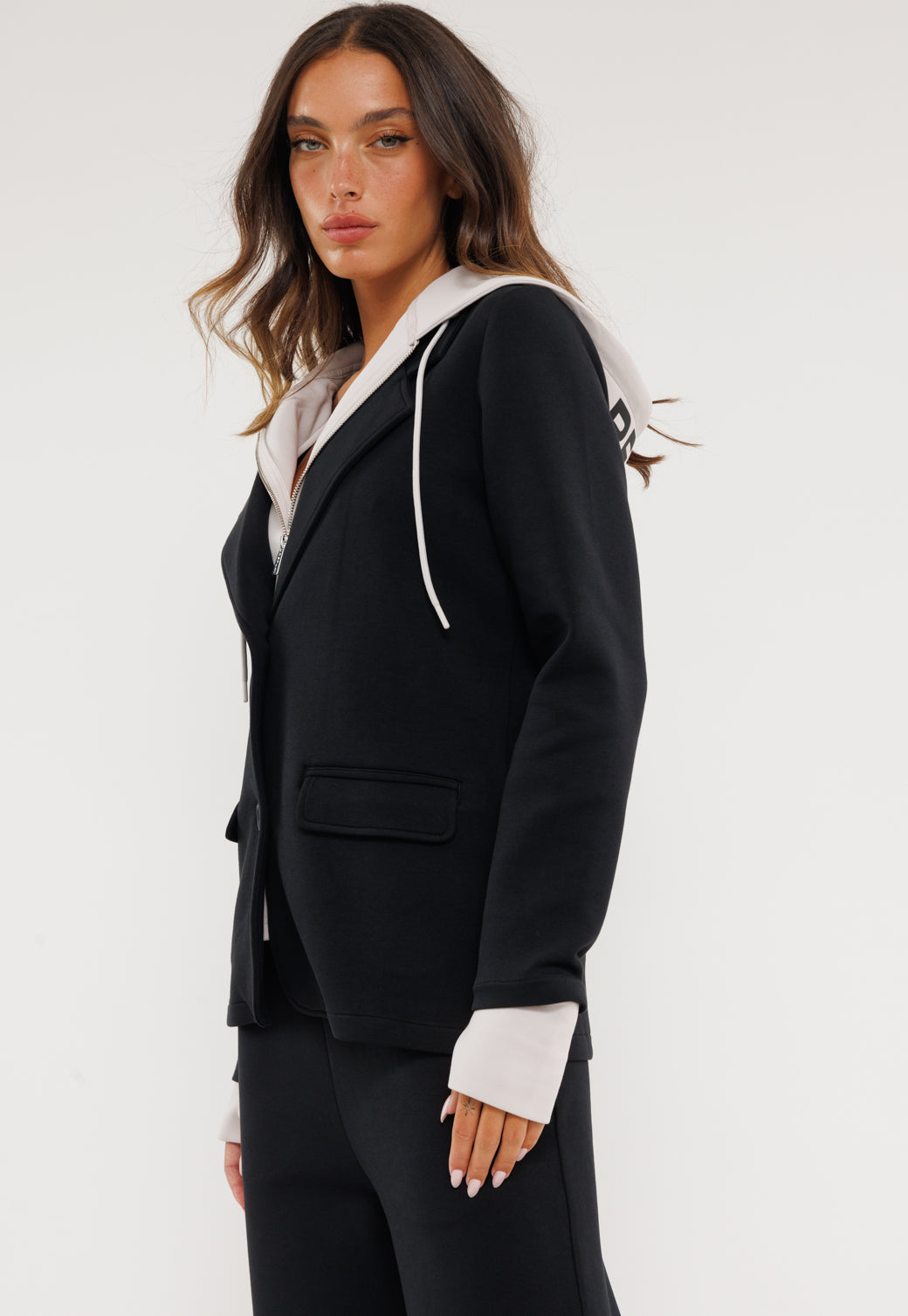 ג'קט עם כובע בצבע שחור עם לוגו בגב