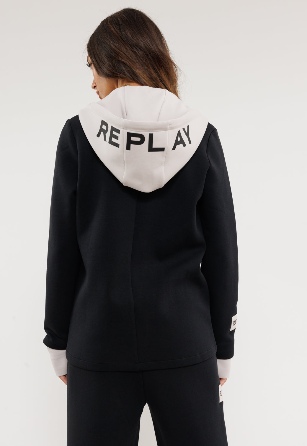 ג'קט עם כובע בצבע שחור עם לוגו בגב