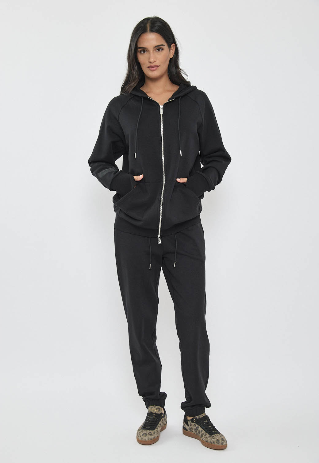 מכנסי טרנינג לנשים בצבע שחור