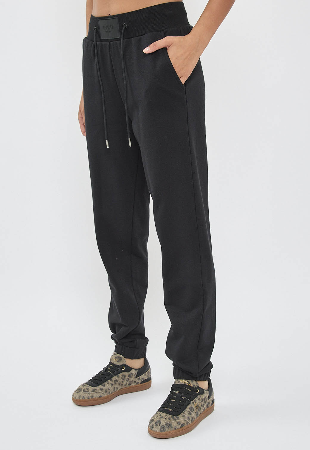 מכנסי טרנינג לנשים בצבע שחור