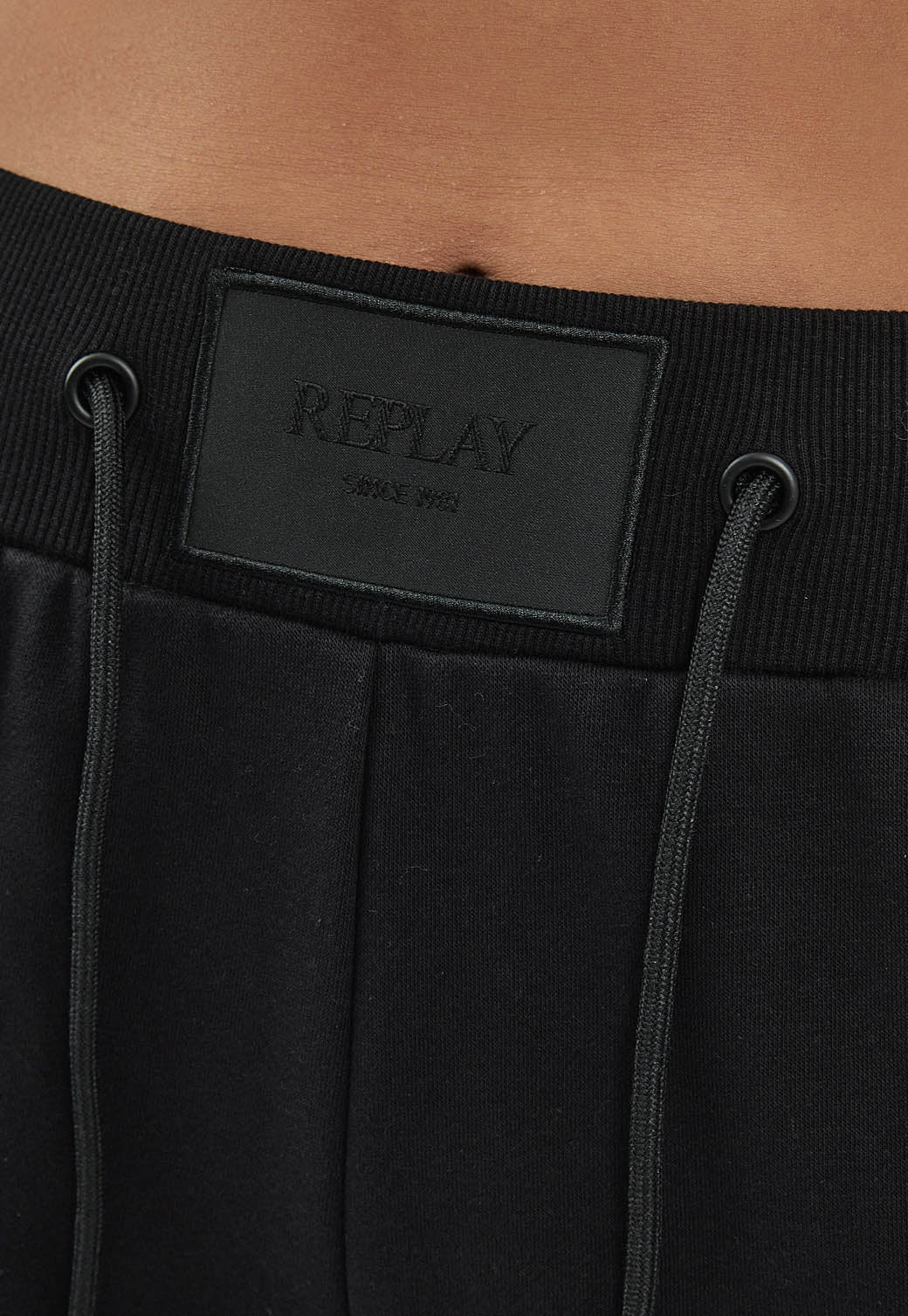 מכנסי טרנינג לנשים בצבע שחור