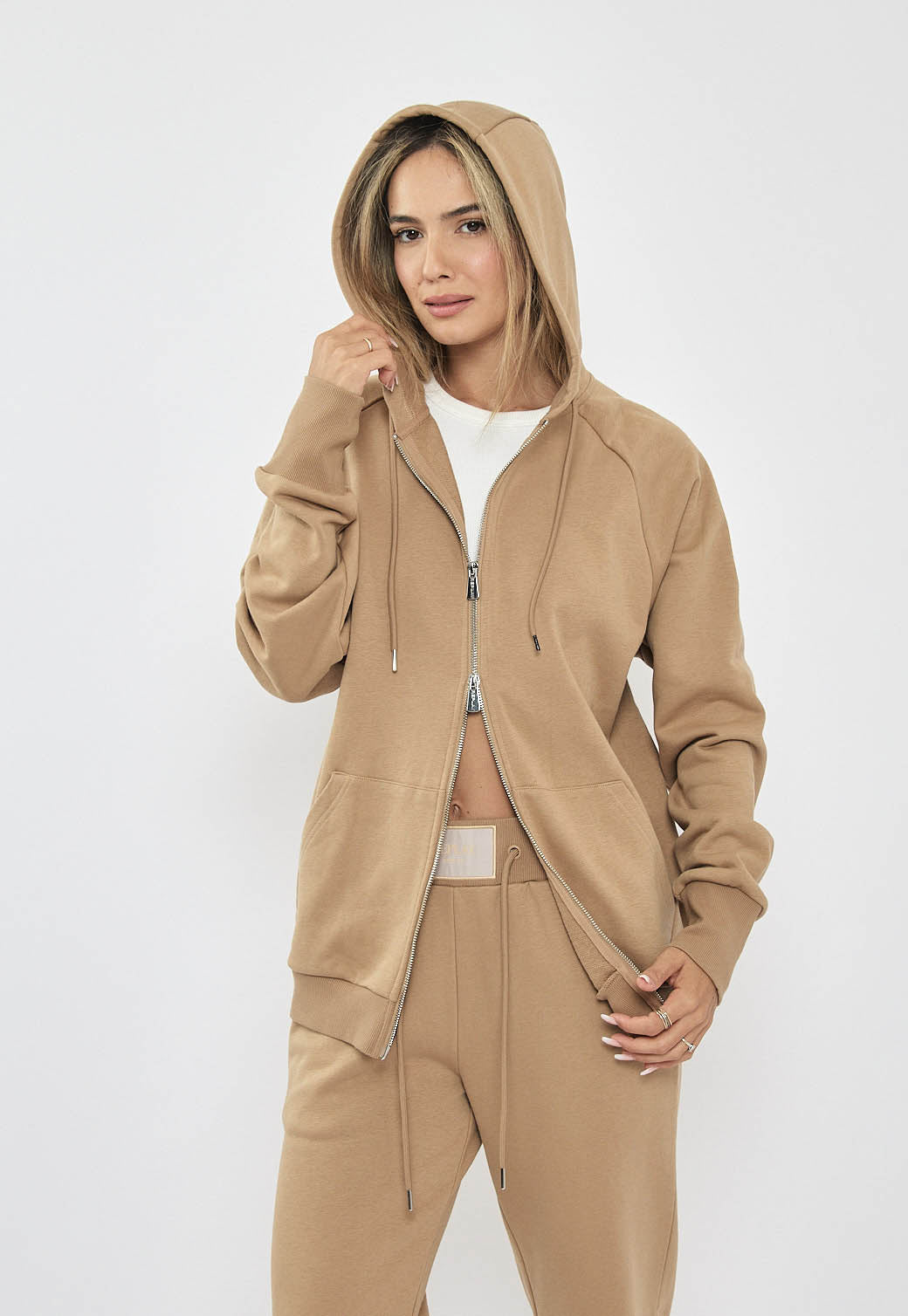 קפוצ'ון לנשים בצבע קאמל עם רוכסן מלא