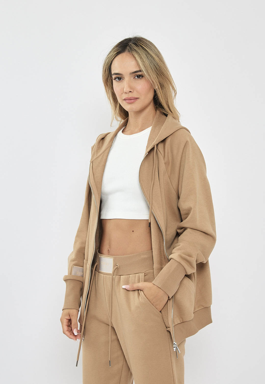 קפוצ'ון לנשים בצבע קאמל עם רוכסן מלא