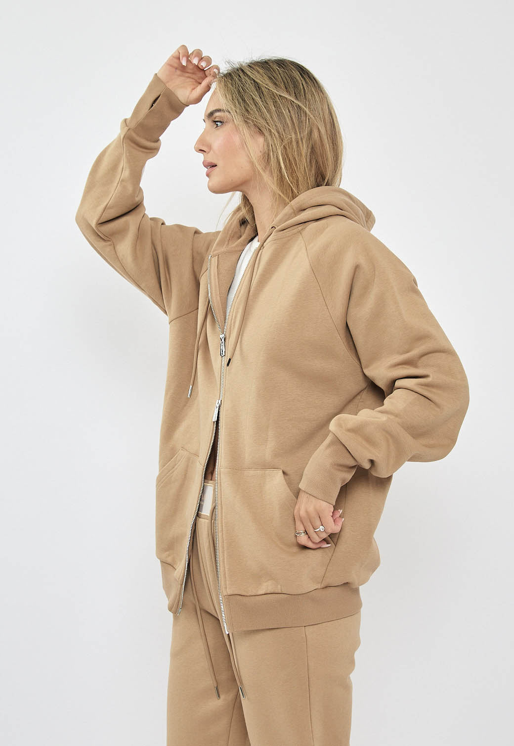 קפוצ'ון לנשים בצבע קאמל עם רוכסן מלא