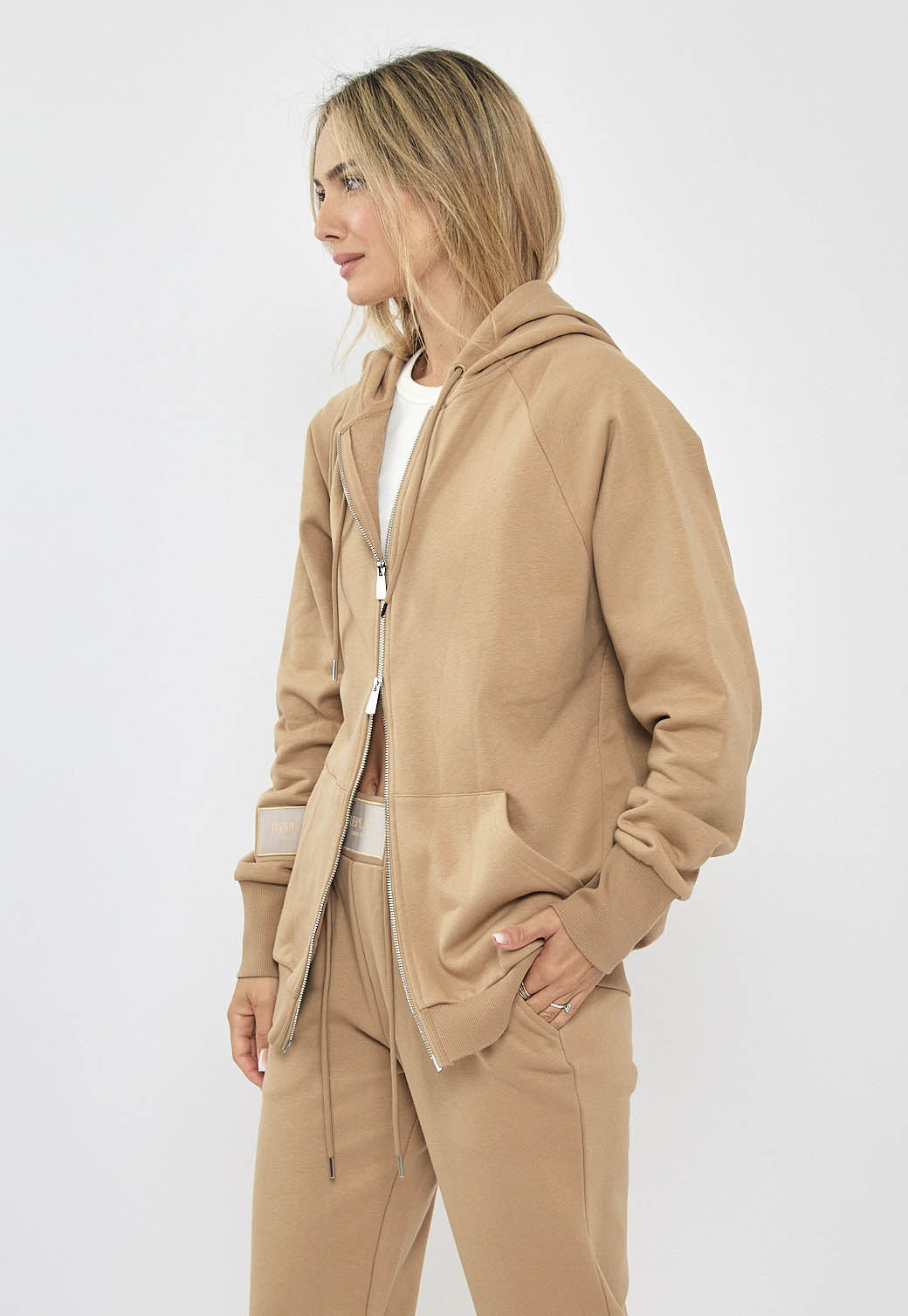 קפוצ'ון לנשים בצבע קאמל עם רוכסן מלא