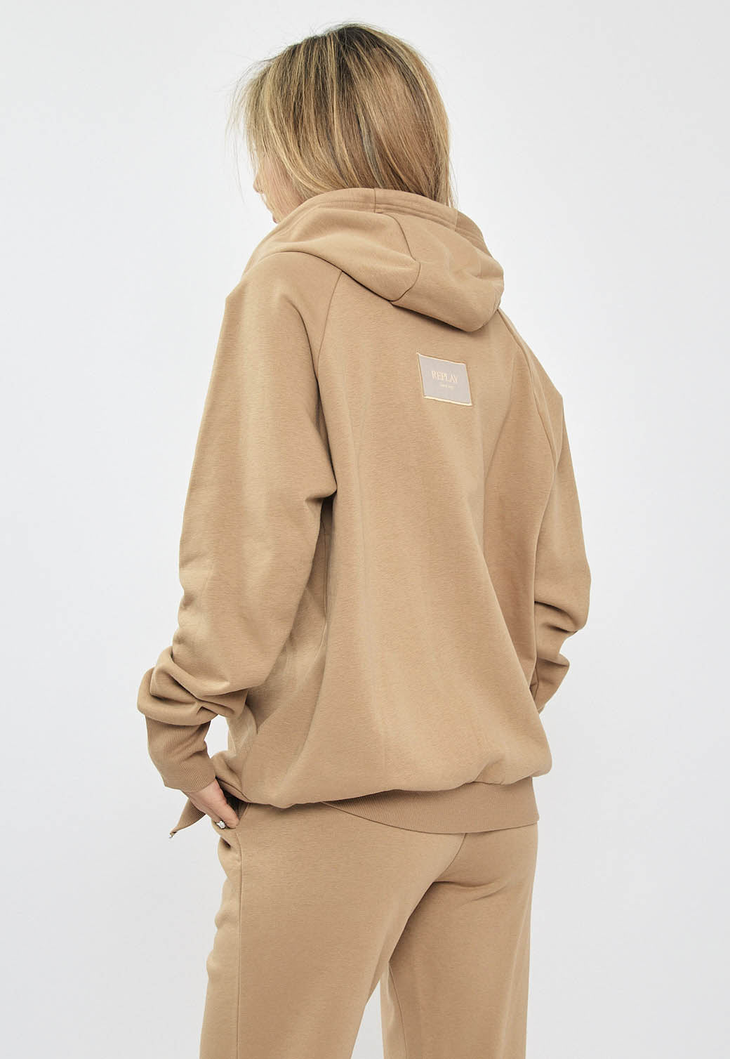 קפוצ'ון לנשים בצבע קאמל עם רוכסן מלא