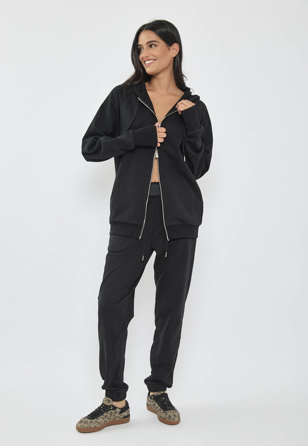 קפוצ'ון לנשים בצבע שחור עם רוכסן מלא