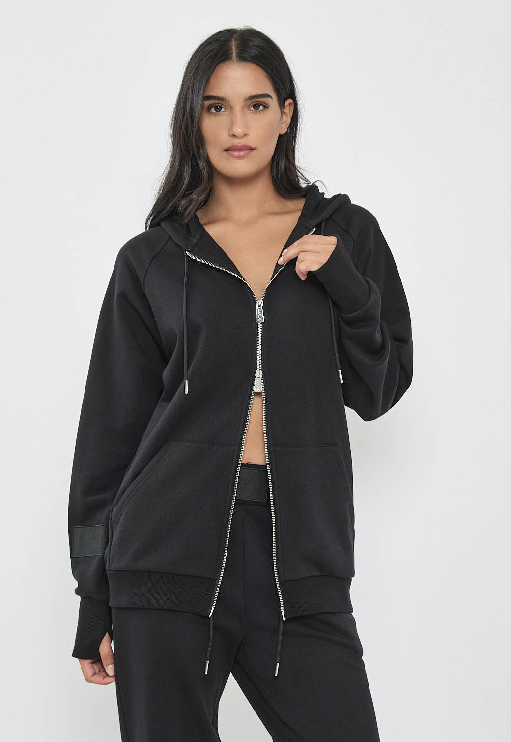 קפוצ'ון לנשים בצבע שחור עם רוכסן מלא