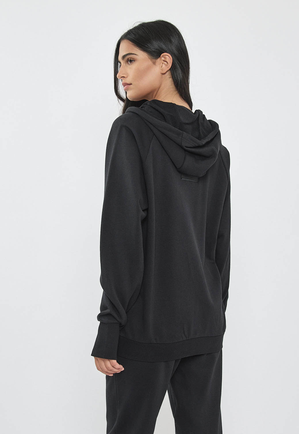 קפוצ'ון לנשים בצבע שחור עם רוכסן מלא