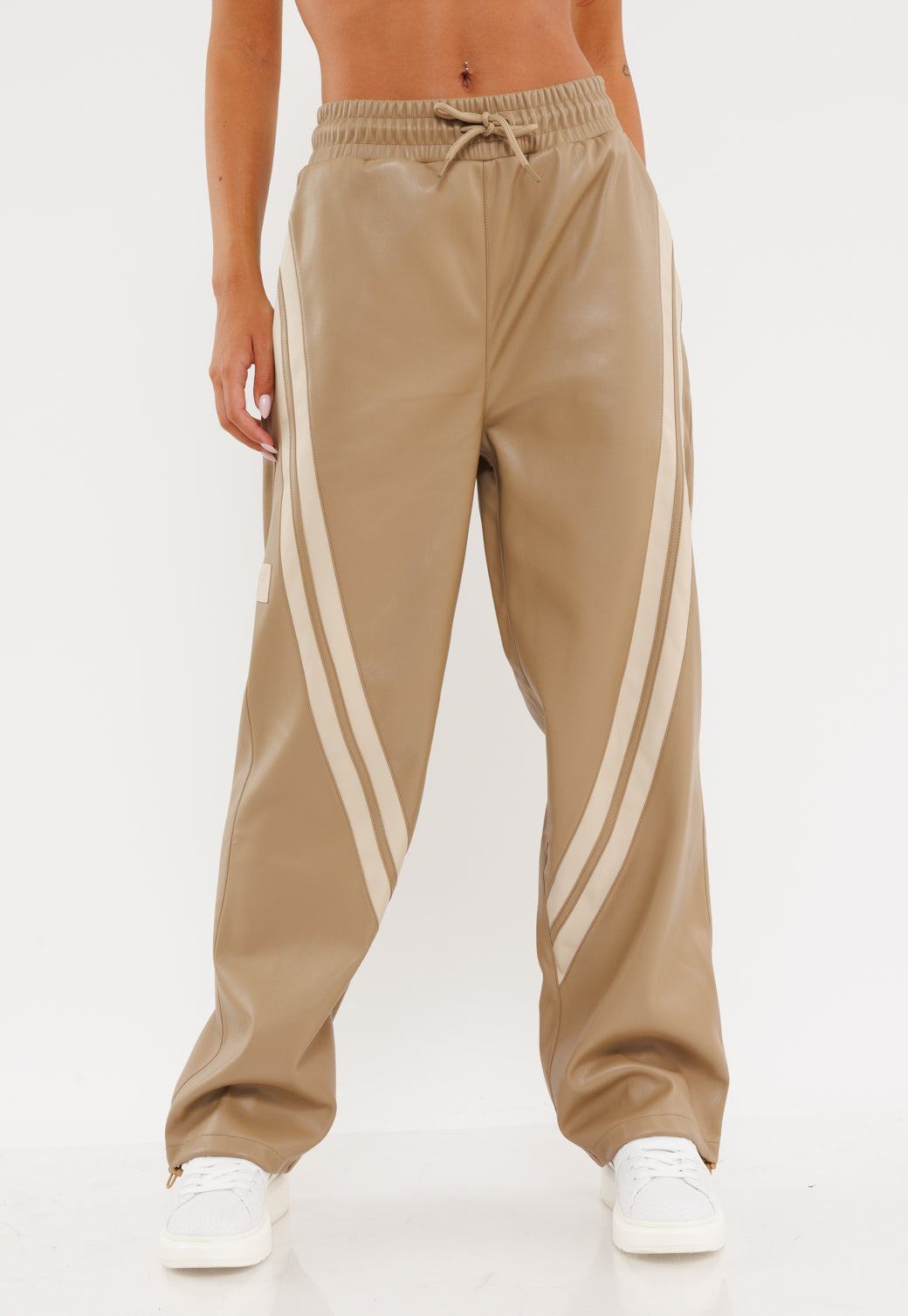 מכנס דמוי עור עם דיטייל פסים בצבע חום