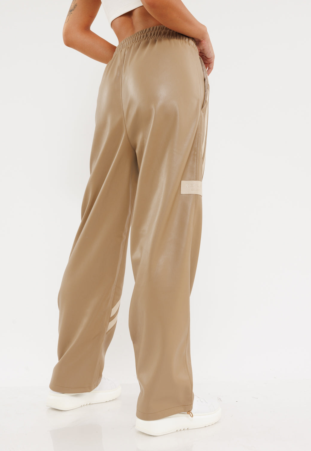 מכנס דמוי עור עם דיטייל פסים בצבע חום