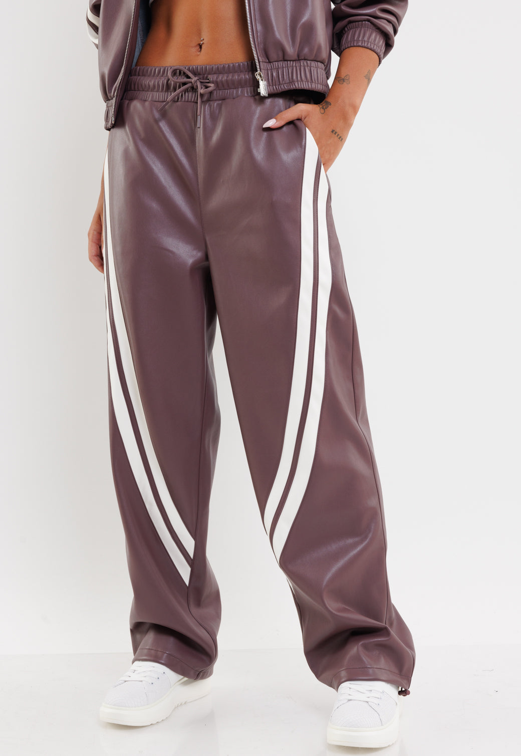 מכנס עור עם דיטייל פסים