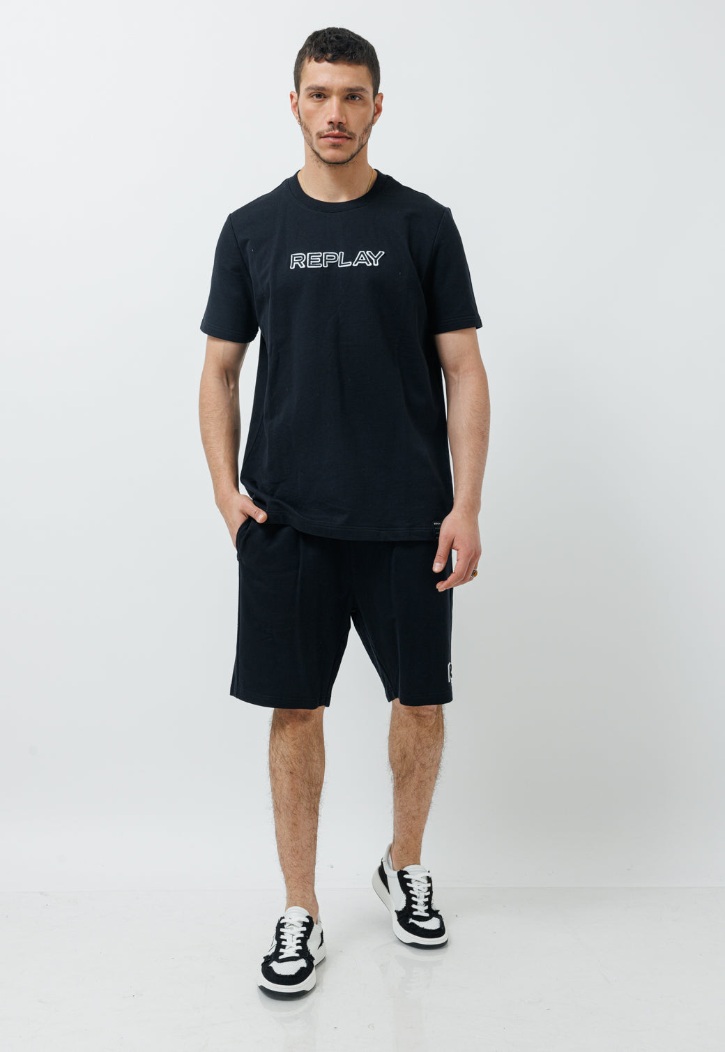 חליפת טרנינג 2 חלקים קצרה לגברים בצבע שחור