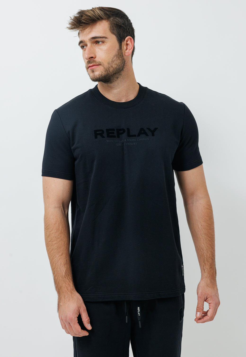 חליפת טרנינג קצרה עם לוגו בצבע שחור