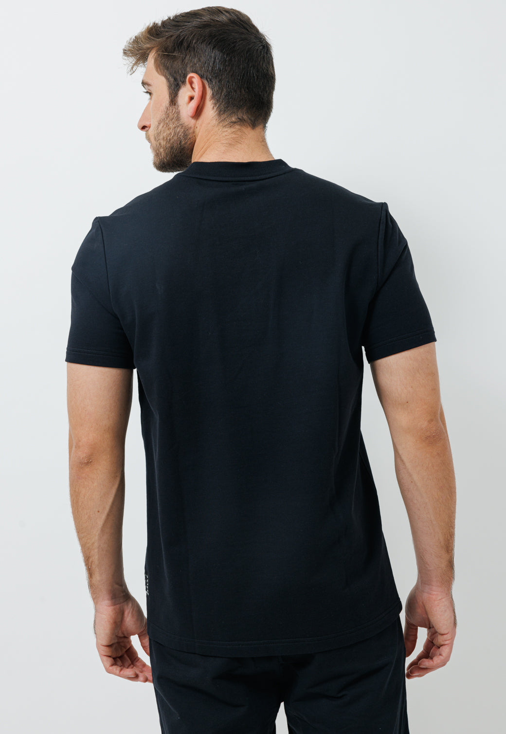 חליפת טרנינג קצרה עם לוגו בצבע שחור