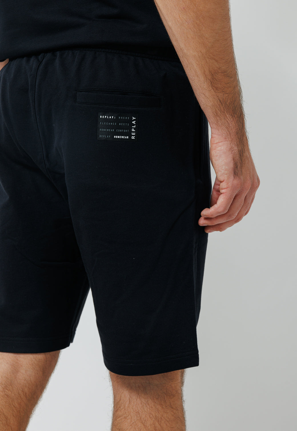 חליפת טרנינג קצרה עם לוגו בצבע שחור