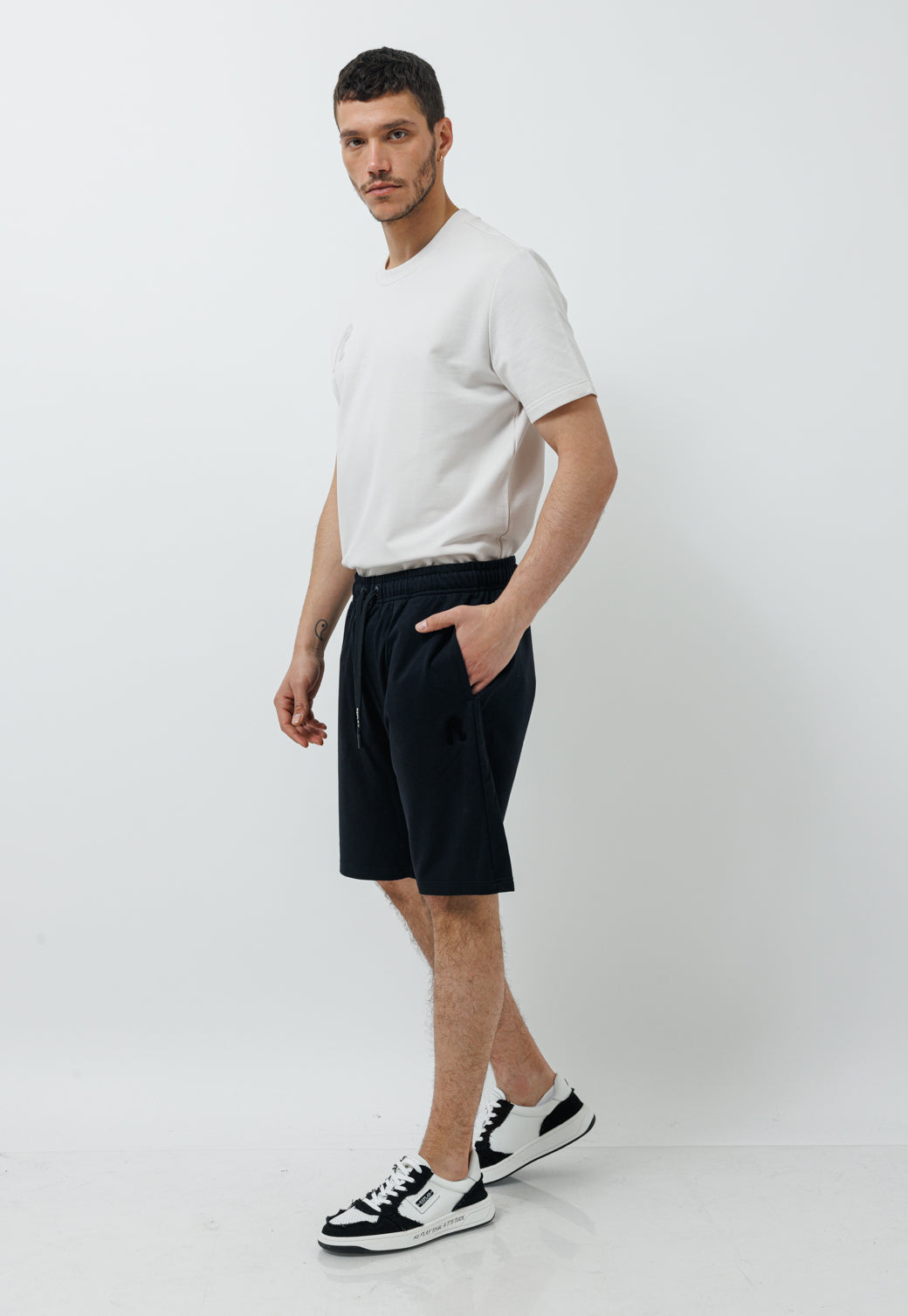 חליפת טרנינג קצרה 2 חלקים בצבע בז'