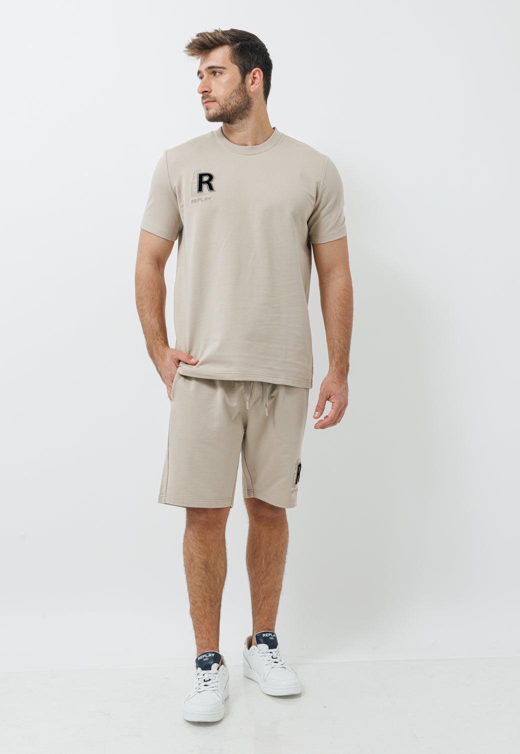 חליפת טרנינג קצרה עם לוגו R רקום בצבע בז'