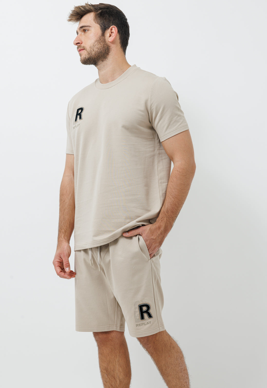 חליפת טרנינג קצרה עם לוגו R רקום בצבע בז'