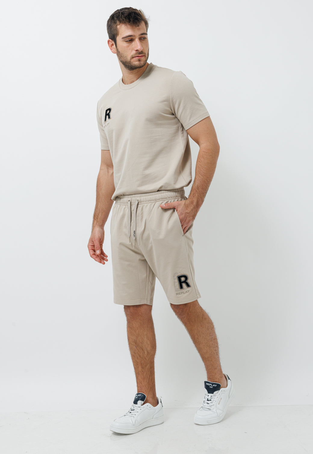 חליפת טרנינג קצרה עם לוגו R רקום בצבע בז'