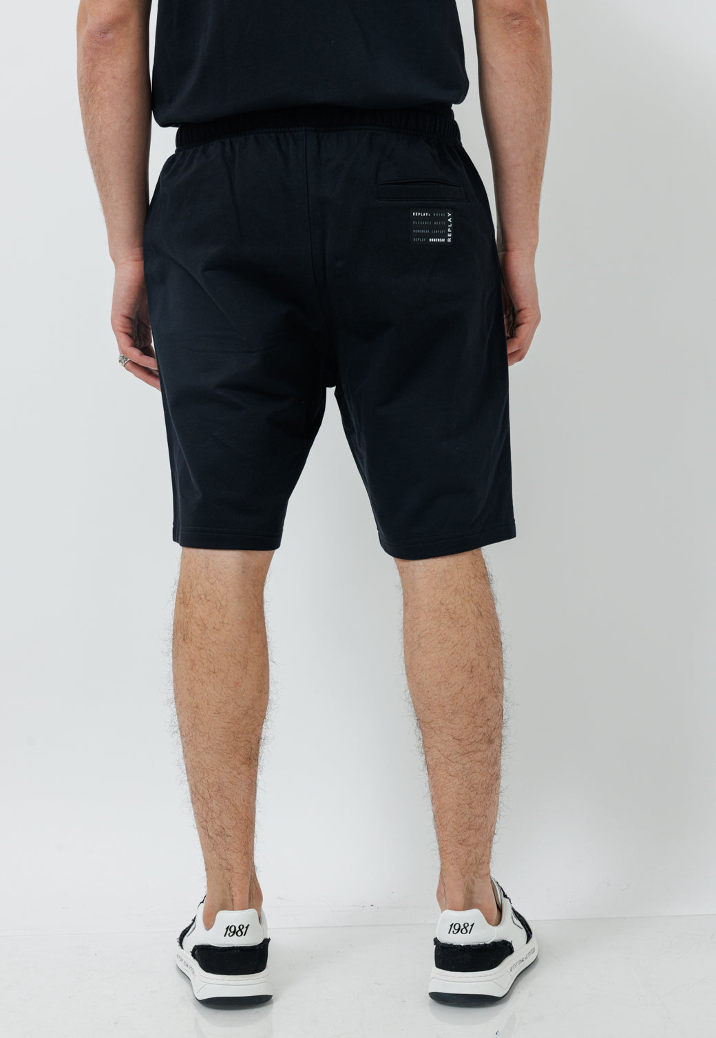 חליפת טרנינג קצרה 2 חלקים בצבע שחור