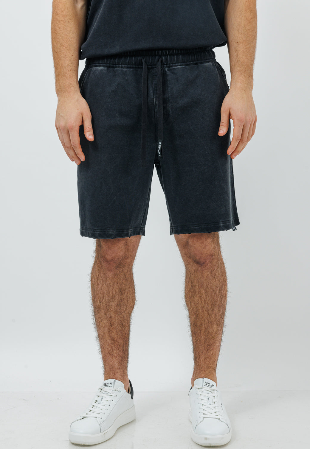 מכנסיים קצרים לגברים בצבע שחור שטוף