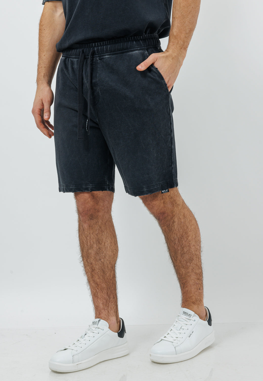 מכנסיים קצרים לגברים בצבע שחור שטוף